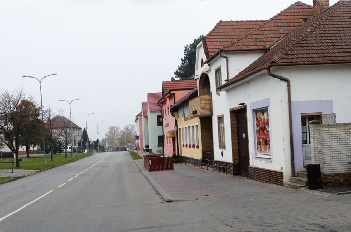Teď má náves plácek z leštěného drátkobetonu na tanec a okolí plné úhledných parčíků.
