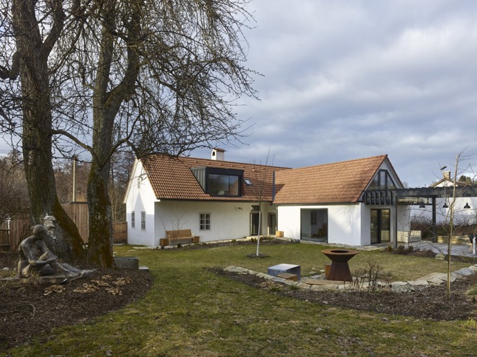 Architekt přirozeně začlenil sklo a přírodní ocel do venkovské stavby. Díky tomu světlo a prostor dominují a vytváří DNA domu s atmosférou podpořenou mladým uměním. Pomyslným srdcem objektu se stala jídelna s kuchyní, otevřená do krovu, v němž dominuje kovová lávka propojující galerii se skleněnou terasou.
Architekt přirozeně začlenil sklo a přírodní ocel do venkovské stavby. Díky tomu světlo a prostor dominují a vytváří DNA domu s atmosférou podpořenou mladým uměním. Pomyslným srdcem objektu se stala jídelna s kuchyní, otevřená do krovu, v němž dominuje kovová lávka propojující galerii se skleněnou terasou.