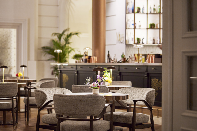 GASTRONOMIE

Pokud toužíte po jedinečném gastronomickém zážitku, pak vyrazte do restaurace ZEM hotelu Andaz Prague. Využít můžete také jejich novinku – privátní dining room. Nejedná se o tradiční záležitost, kterou nabízí řada dalších zařízení, tento neobvyklý exkluzivní zážitek s pětihvězdičkovým servisem si mohou klienti dopřát v soukromé místnosti, která je součástí restaurace ZEM. V tomto místě se snoubí nádherný design restaurace, s možností přizpůsobení osvětlení i teploty dle přání hostů, nebo stylu či tématu setkání.
