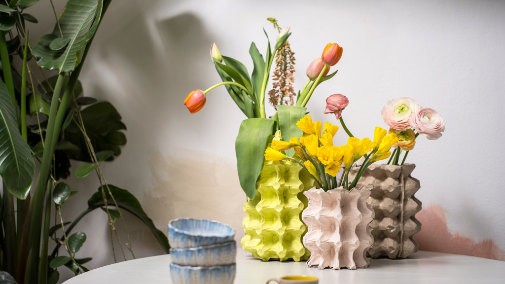 Do vázy naaranžujte řezané tulipány, narcisy, hyacinty nebo frézie a užívejte si svou vlastnoručně vyrobenou jarní dekoraci!
