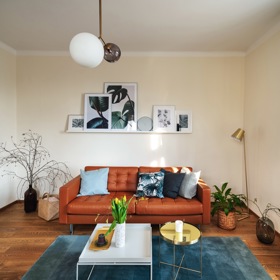 Pokoj v prvorepublikové vile zel prázdnotou, tedy vyjma věcí, které sem majitelé odkládali. Designérka Romana Vyhnánková přišla s nápadem, jak je elegantně schovat, a pomocí pohovky, křesla i doplňků místnost hezky zútulnila.
Pokoj v prvorepublikové vile zel prázdnotou, tedy vyjma věcí, které sem majitelé odkládali. Designérka Romana Vyhnánková přišla s nápadem, jak je elegantně schovat, a pomocí pohovky, křesla i doplňků místnost hezky zútulnila.