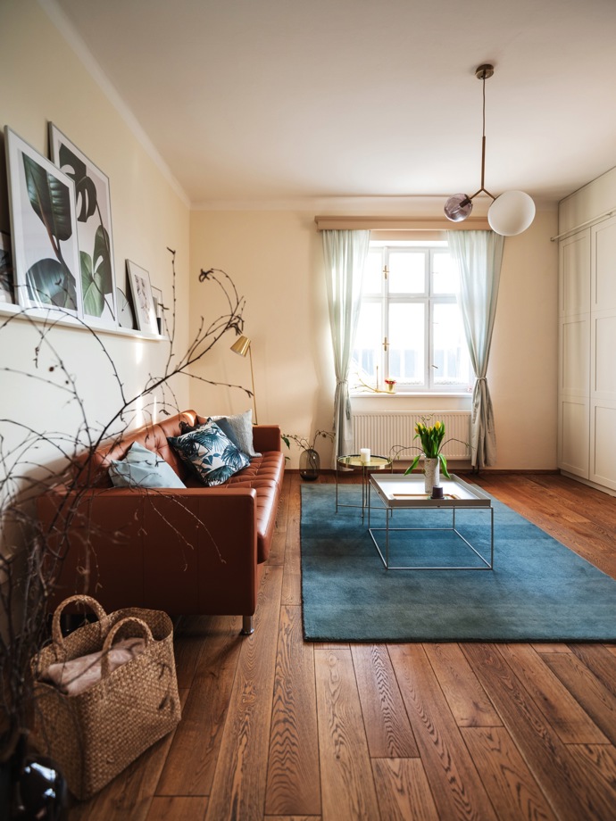 Pokoj v prvorepublikové vile zel prázdnotou, tedy vyjma věcí, které sem majitelé odkládali. Designérka Romana Vyhnánková přišla s nápadem, jak je elegantně schovat, a pomocí pohovky, křesla i doplňků místnost hezky zútulnila.
