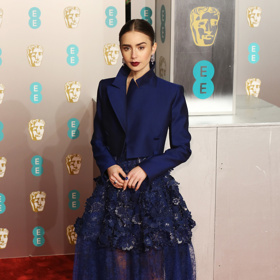 Zapomenout nemůžeme ani na modré šaty Givenchy, ve kterých Lily Collins dorazila na British Film Awards
