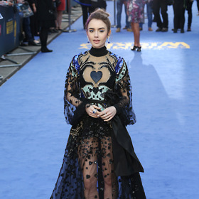 Lily Collins v šatech Elie Saab s černým tylem a třpytivými srdíčky
