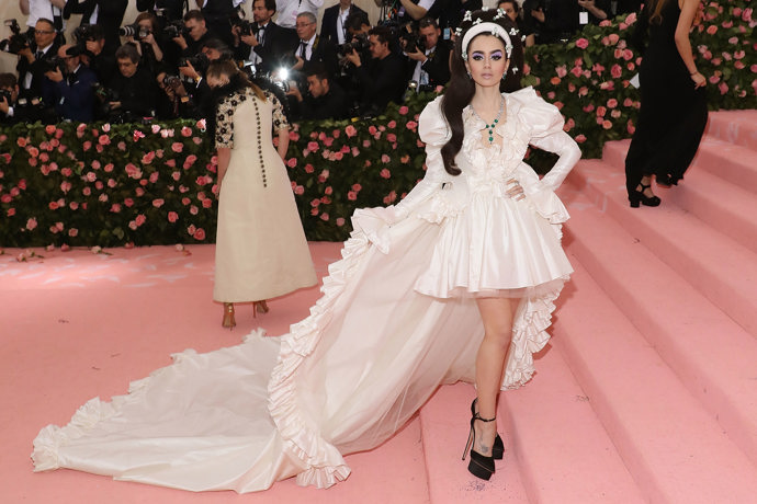 A jestli si Lily Collins někdo nevšiml do roku 2018, tak po Met Gala se mu navždy vryla do paměti.
A jestli si Lily Collins někdo nevšiml do roku 2018, tak po Met Gala se mu navždy vryla do paměti.