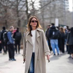 Trenčkot, bílé tričko, džíny a vysoké kozačky! Ideální outfit na jaro.
