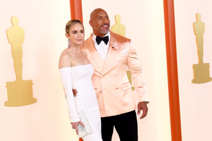 Emily Blunt vsadila na minimalistické bílé šaty s odhalenými rameny
Emily Blunt vsadila na minimalistické bílé šaty s odhalenými rameny