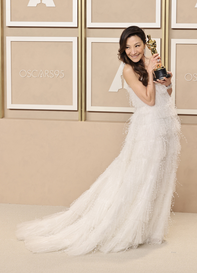 Michelle Yeoh se v éterických šatech Dior radovala z Oscara
Michelle Yeoh se v éterických šatech Dior radovala z Oscara