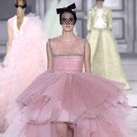 Barva cukrové vaty, Barbie look a vše nadýchané a princeznovské, to jsou největší módní hity tohoto jara.
