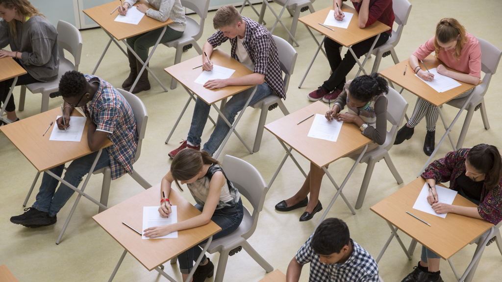 Žáci ve třídě píší test
