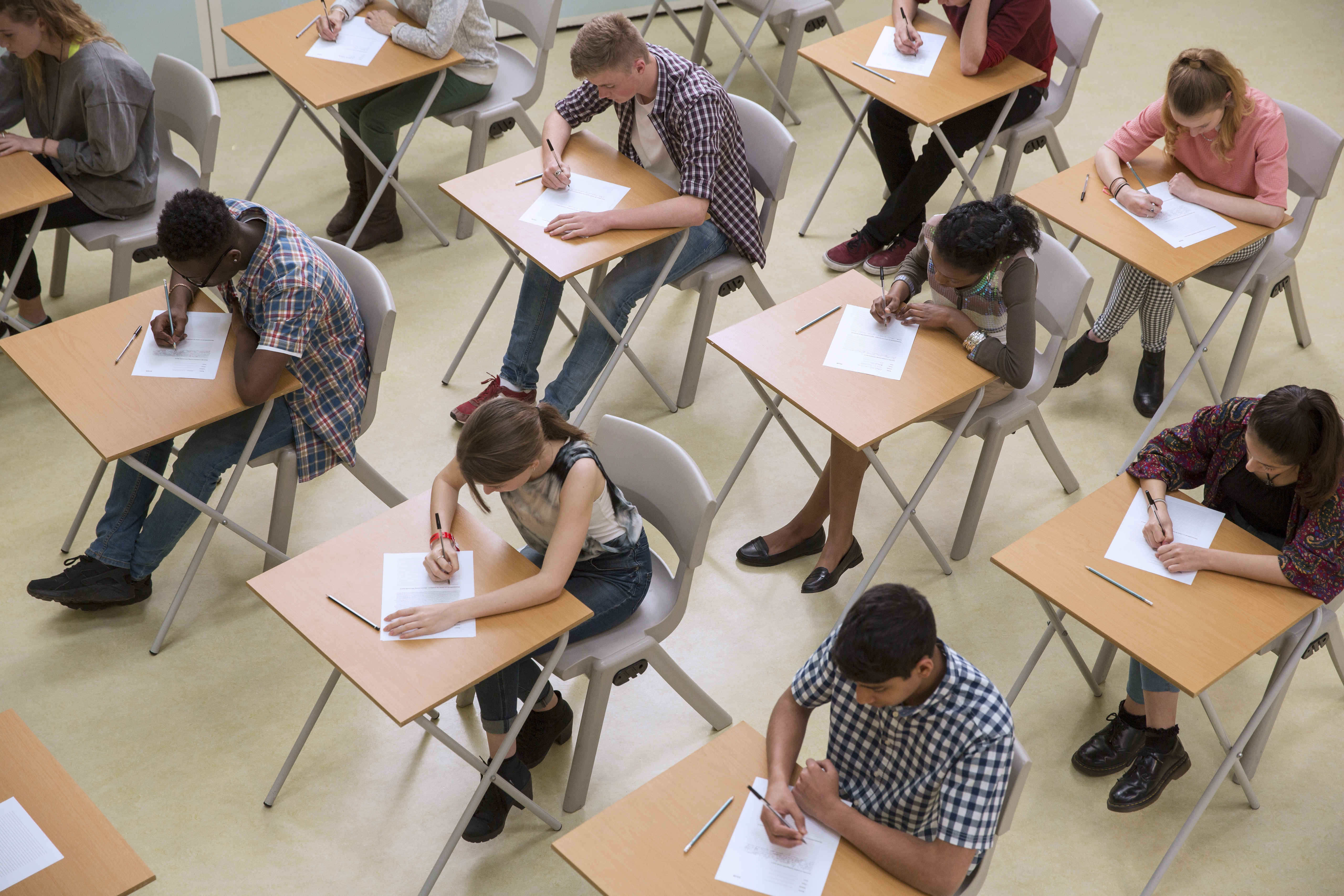 Žáci ve třídě píší test