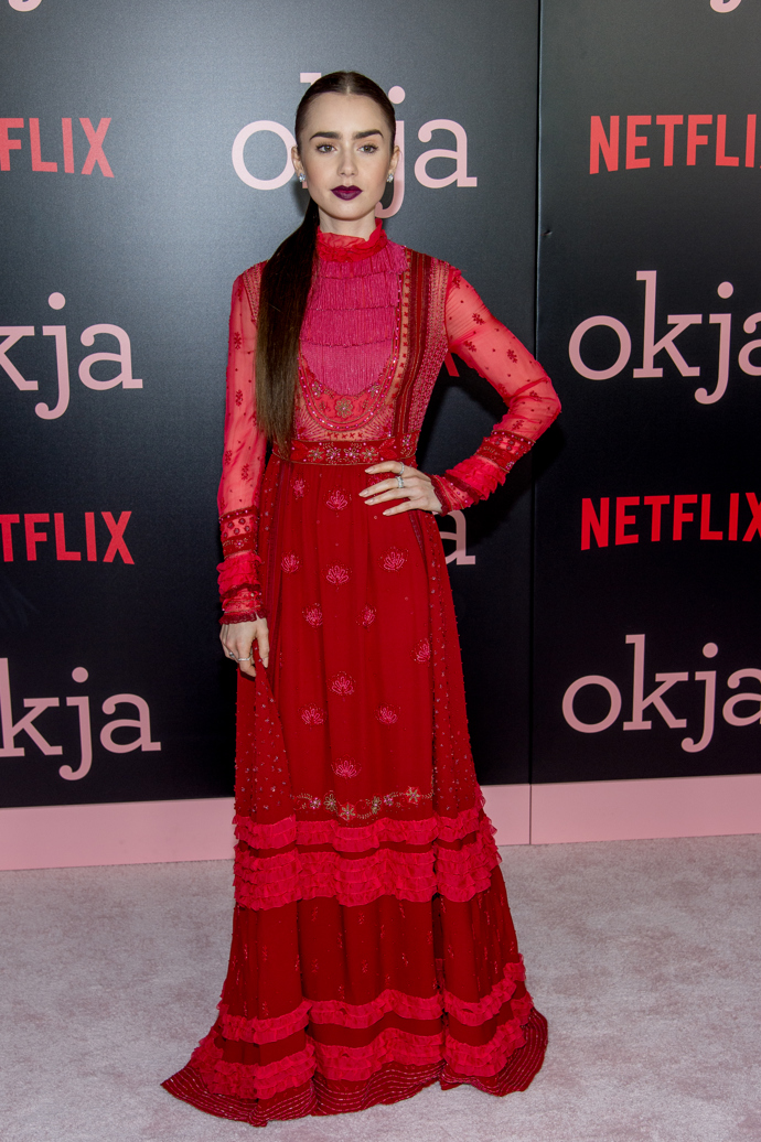 Karmínová róba Valentino dělala herečce společnost na premiéře filmu Okja.
Karmínová róba Valentino dělala herečce společnost na premiéře filmu Okja.