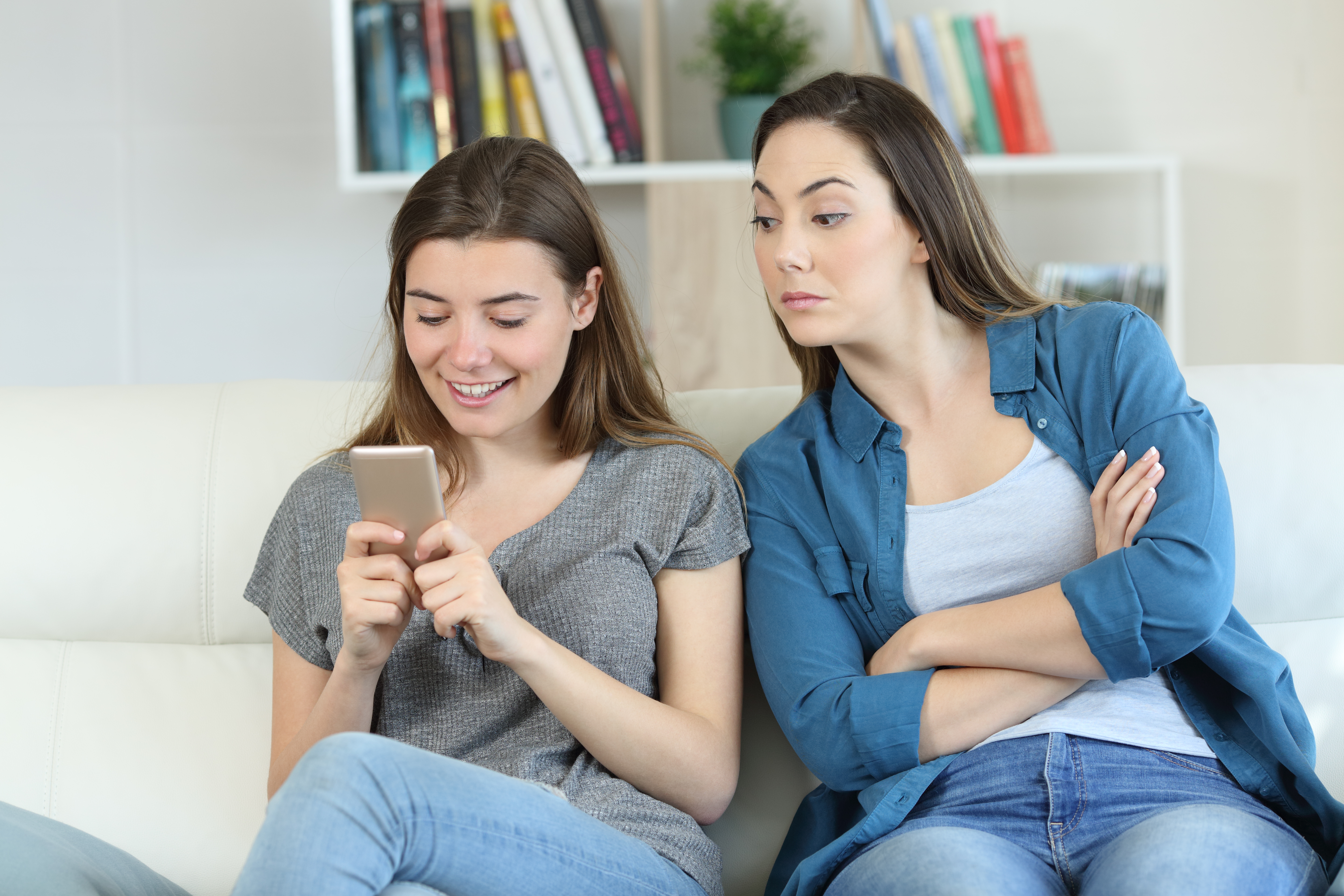 Matka sleduje dceřin telefon