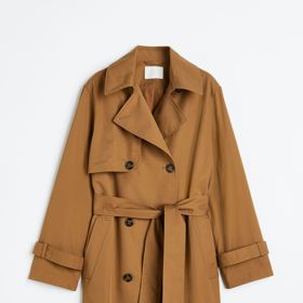 Hnědý trenčkot, H&M, 1499 Kč - během Dnů Marianne koupíte se slevou - 20 %. 
