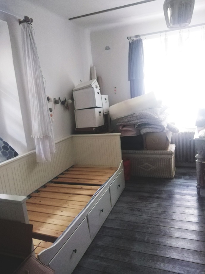 Ještě nedávno nepříliš využívaný hostinský pokoj s pracovnou je dnes ryze dámskou ložnicí, kterou si pro sebe navrhla a vytvořila designérka Denisa Bartošová. Kromě vysněné velké postele a „holčičích“ doplňků je tu i spousta místa pro pokojovky.
