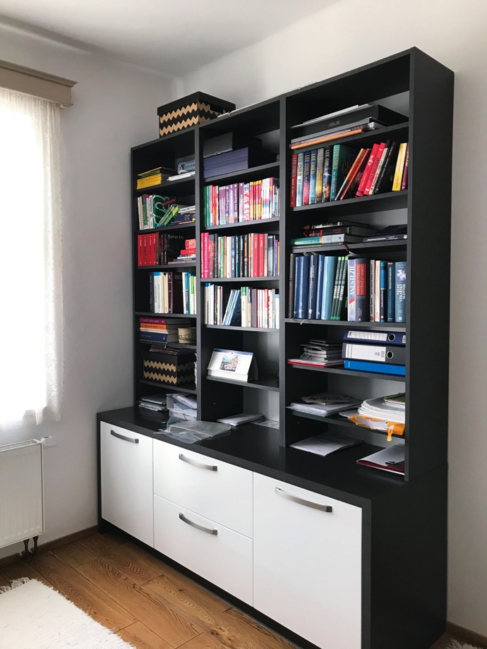 Pokoj v prvorepublikové vile zel prázdnotou, tedy vyjma věcí, které sem majitelé odkládali. Designérka Romana Vyhnánková přišla s nápadem, jak je elegantně schovat, a pomocí pohovky, křesla i doplňků místnost hezky zútulnila.
