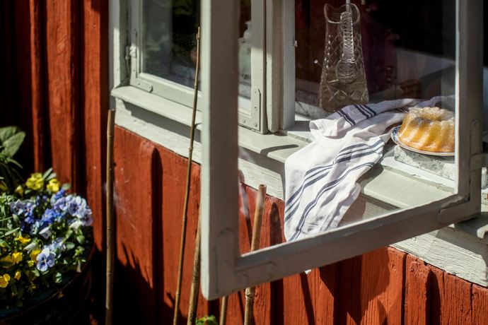 Uprostřed staleté zahrady s voňavými květinami a zeleninovými truhlíky stojí hned několik původních dřevostaveb, které se za posledních víc, než dvě stě let změnili jen minimálně. Přesto v interiéru nechybí šikovně zakomponované moderní vychytávky.
