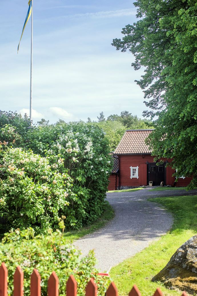 Uprostřed staleté zahrady s voňavými květinami a zeleninovými truhlíky stojí hned několik původních dřevostaveb, které se za posledních víc, než dvě stě let změnili jen minimálně. Přesto v interiéru nechybí šikovně zakomponované moderní vychytávky.
