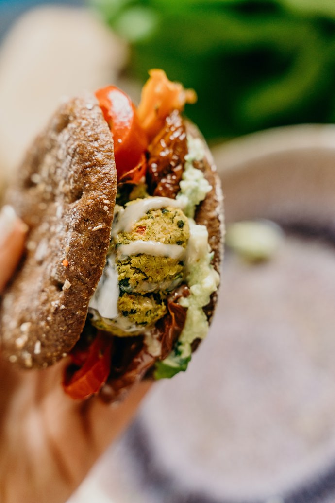 Vegetariánský burger

V ideálním světě by vegetariánský burger byl jídlem, jehož výběrem byste na sebe měli být pyšní. Nicméně, mnoho z nich je vyrobených z brambor, sóji a obilovin. A v restauracích jsou navíc spojované máslem nebo olejem, takže se beztak díváte na mučivých 1000 kalorií.
