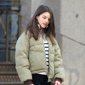 Suri Cruise již brzy oslaví 17. narozeniny. Chrání si své soukromí, ale podařilo se ji vyfotit při venčení psa.
