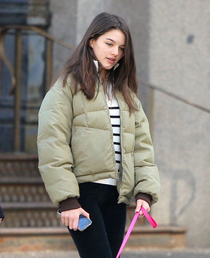Suri Cruise již brzy oslaví 17. narozeniny. Chrání si své soukromí, ale podařilo se ji vyfotit při venčení psa.
