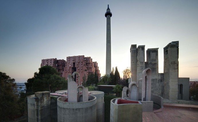 Starou cementárnu si přetvořil na bydlení a jedná se o jeden z největších architektonických skvostů současnosti.
