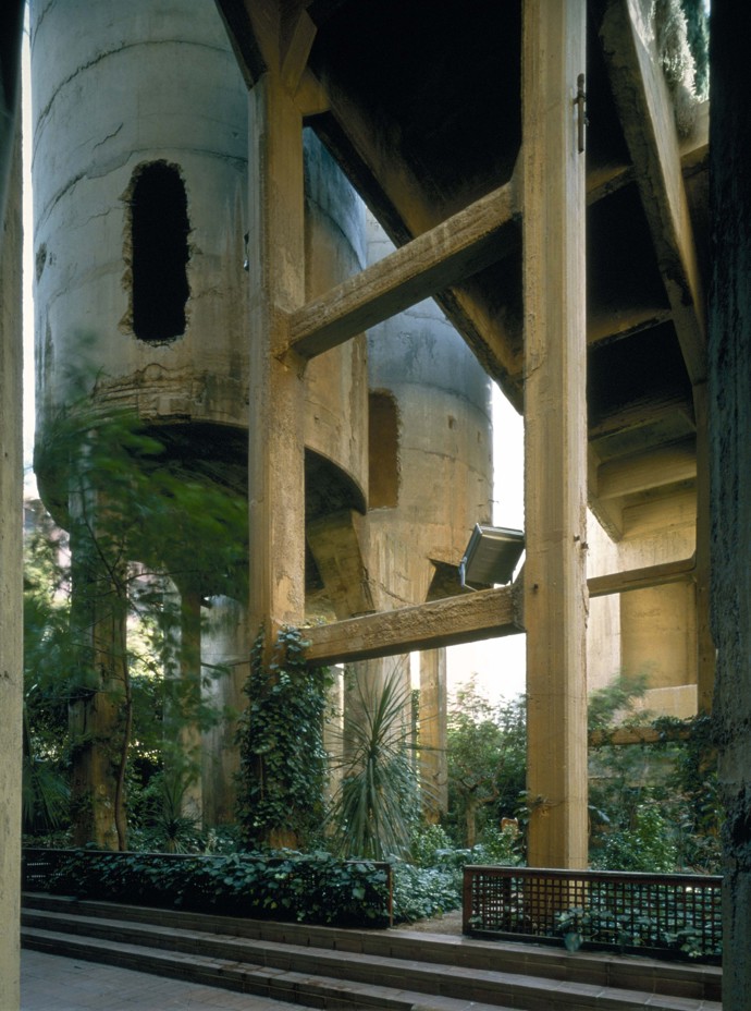 Starou cementárnu si přetvořil na bydlení a jedná se o jeden z největších architektonických skvostů současnosti.
