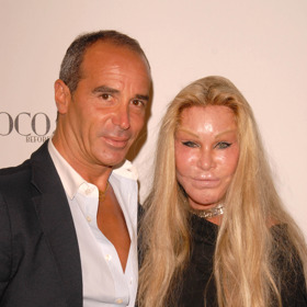 Módní návrhář Lloyd Klein je snoubencem Jocelyn Wildenstein. Tvrdí, že je přirozeně krásná a vždy byla.
