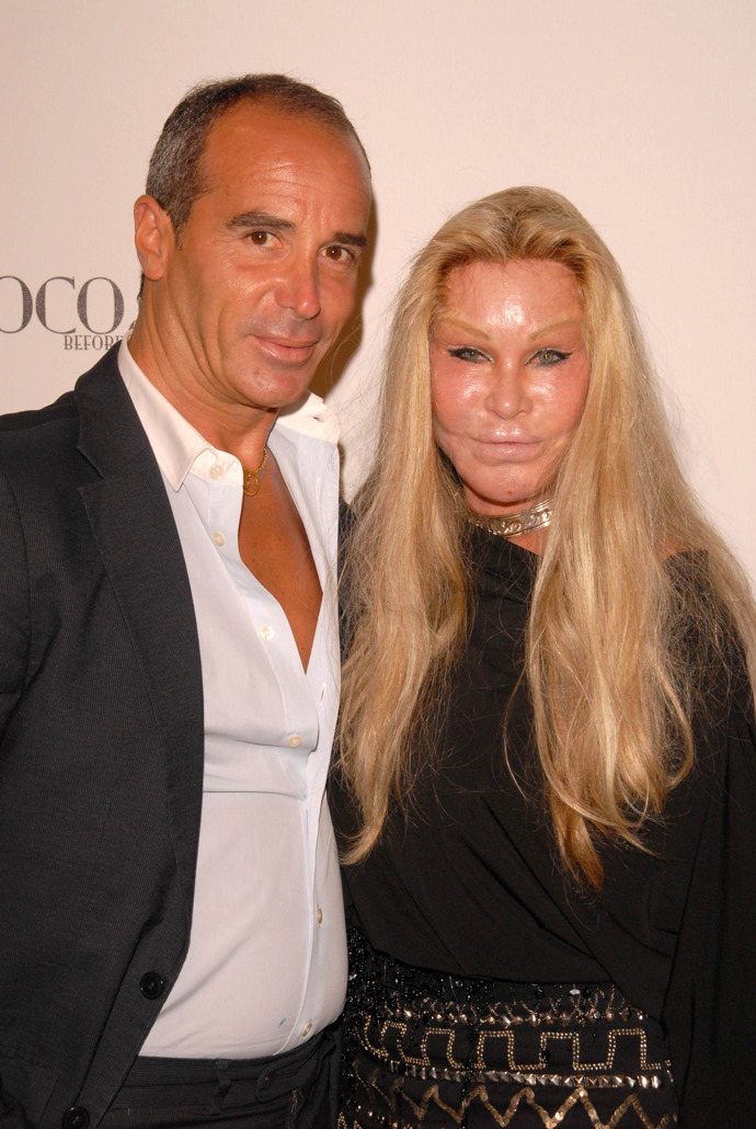 Módní návrhář Lloyd Klein je snoubencem Jocelyn Wildenstein. Tvrdí, že je přirozeně krásná a vždy byla.
Módní návrhář Lloyd Klein je snoubencem Jocelyn Wildenstein. Tvrdí, že je přirozeně krásná a vždy byla.