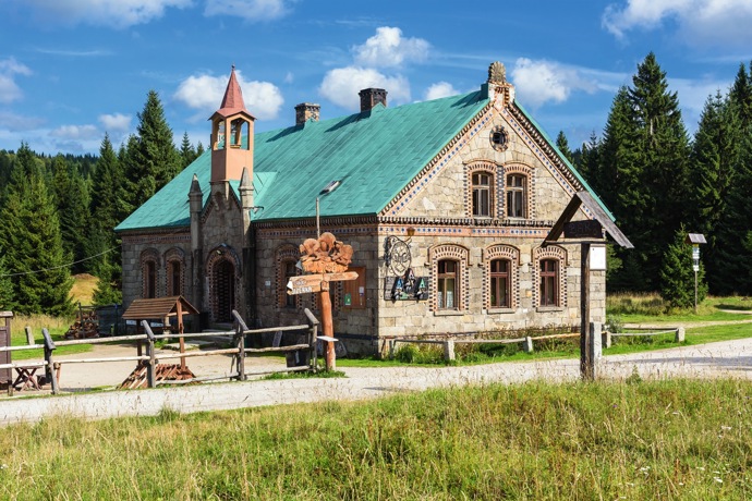 Na polské straně Jizerských hor se v lesích ukrývá někdejší sklářská osada Orle. Rázovitou kamennou hospodu, v níž se dá i ubytovat, už dávno objevili také čeští turisté.
Na polské straně Jizerských hor se v lesích ukrývá někdejší sklářská osada Orle. Rázovitou kamennou hospodu, v níž se dá i ubytovat, už dávno objevili také čeští turisté.