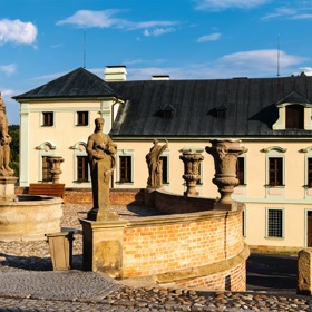 Manětínsko má pro příchozí spoustu lákadel i ve dne. Začít nelze nikde jinde než přímo v Manětíně. Zdejší zámek je perlou barokní architektury.
Manětínsko má pro příchozí spoustu lákadel i ve dne. Začít nelze nikde jinde než přímo v Manětíně. Zdejší zámek je perlou barokní architektury.