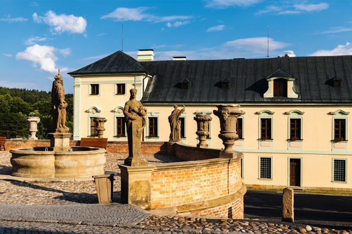 Manětínsko má pro příchozí spoustu lákadel i ve dne. Začít nelze nikde jinde než přímo v Manětíně. Zdejší zámek je perlou barokní architektury.
Manětínsko má pro příchozí spoustu lákadel i ve dne. Začít nelze nikde jinde než přímo v Manětíně. Zdejší zámek je perlou barokní architektury.