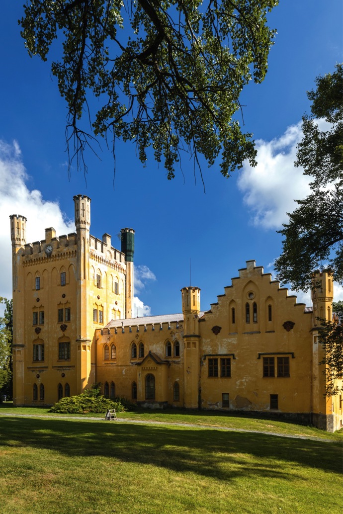 Malá Hluboká neboli zámek v Nečtinách prošel v letech 1855 až 1858 přestavbou ve stylu tehdy módní novogotiky.
Malá Hluboká neboli zámek v Nečtinách prošel v letech 1855 až 1858 přestavbou ve stylu tehdy módní novogotiky.