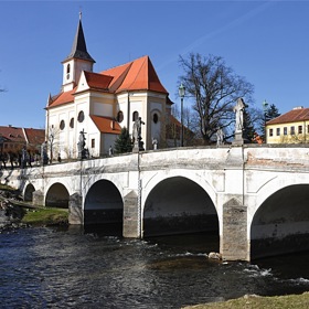Mostu v Náměšti nad Oslavou se přezdívá „malý Karlův“. Sochařská výzdoba na barokní památce pochází ze 40. let 18. století.
