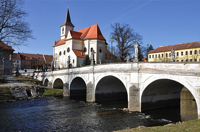 Mostu v Náměšti nad Oslavou se přezdívá „malý Karlův“. Sochařská výzdoba na barokní památce pochází ze 40. let 18. století.
Mostu v Náměšti nad Oslavou se přezdívá „malý Karlův“. Sochařská výzdoba na barokní památce pochází ze 40. let 18. století.