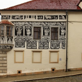 Ozdobou Karlova náměstí je renesanční Malovaný dům. Fasádu má pokrytou sgrafity, na nichž jsou biblické postavy i podobizny třebíčských měšťanů.
