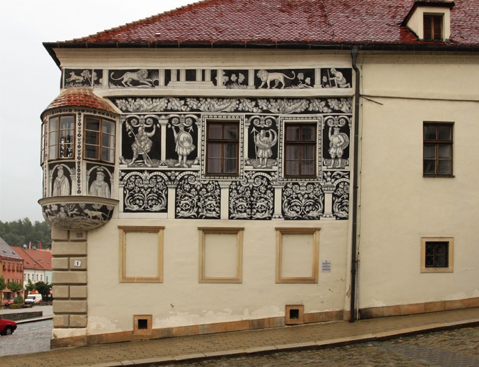 Ozdobou Karlova náměstí je renesanční Malovaný dům. Fasádu má pokrytou sgrafity, na nichž jsou biblické postavy i podobizny třebíčských měšťanů.
Ozdobou Karlova náměstí je renesanční Malovaný dům. Fasádu má pokrytou sgrafity, na nichž jsou biblické postavy i podobizny třebíčských měšťanů.