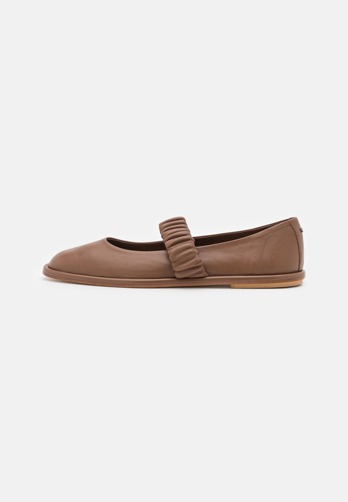 Nadčasové baleríny, Weekend by Max Mara, Zalando, 7430 Kč
Nadčasové baleríny, Weekend by Max Mara, Zalando, 7430 Kč