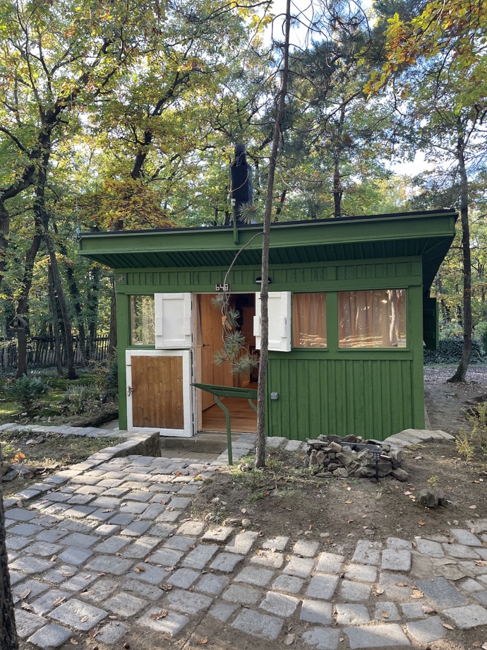Chatička trampů v novém kabátku. 
