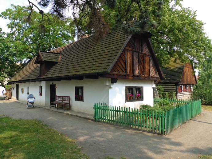 Chaloupky putovaly do Přerova například z Chvalovic (na snímku vpředu) nebo z osady Draho u Chleb (na snímku vzadu).
Chaloupky putovaly do Přerova například z Chvalovic (na snímku vpředu) nebo z osady Draho u Chleb (na snímku vzadu).