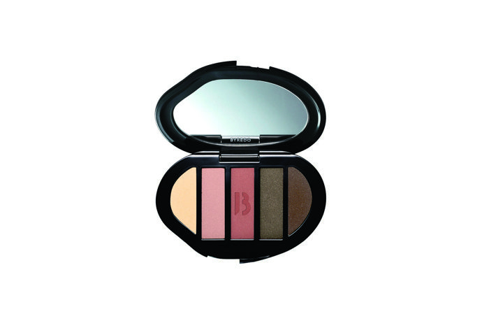 Paletka očních stínů Corporate Colours, Byredo, 8 g, 1600 Kč
Paletka očních stínů Corporate Colours, Byredo, 8 g, 1600 Kč