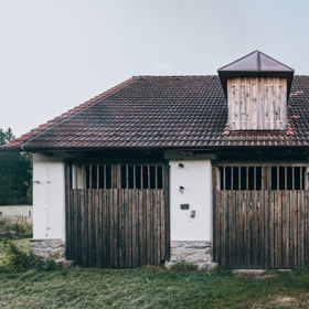 Proměna šumavské stodoly v geniální moderní stavbu plnou dřeva. 
