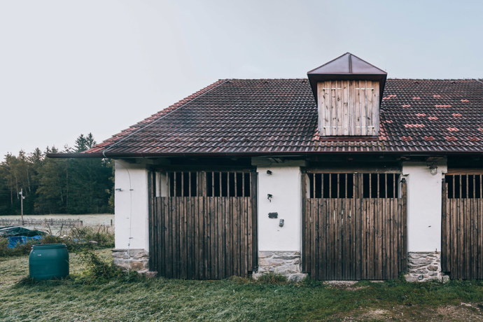 Proměna šumavské stodoly v geniální moderní stavbu plnou dřeva. 
