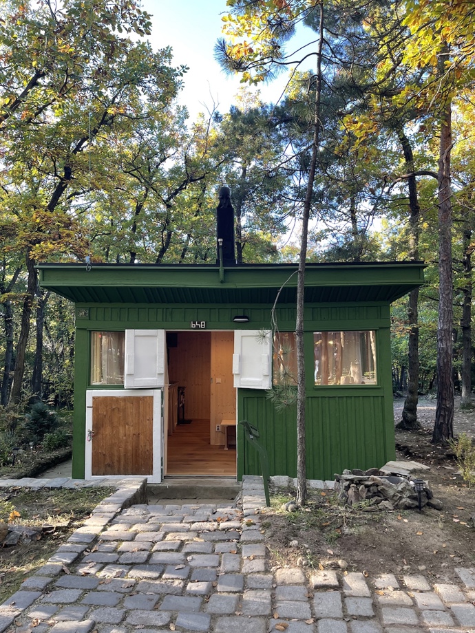 Chatička trampů v novém kabátku. 
