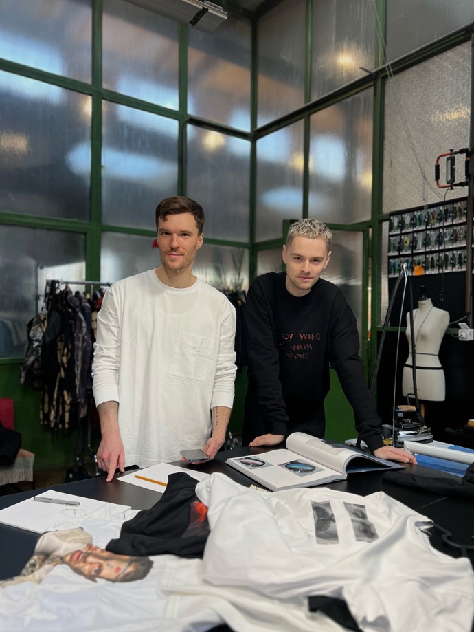 PRO DOBROU VĚC

Módní návrhář Jan Černý a malíř Jan Gemrot spojily své síly a pro Nadaci AutTalk Kateřiny Sokolové navrhují tričko, které se bude prodávat v limitovaném počtu na festivalu Colours of Ostrava. Součástí motivu potisku trička bude hlava bratra Katky Sokolové, který je autista a díky němuž Katka se svým otcem nadaci AutTalk založila. 
