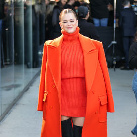 Influencerka Valerie Lipovetsky se barev rozhodně nebojí. Zde je na fashion show Michaela Korse v New Yorku.
