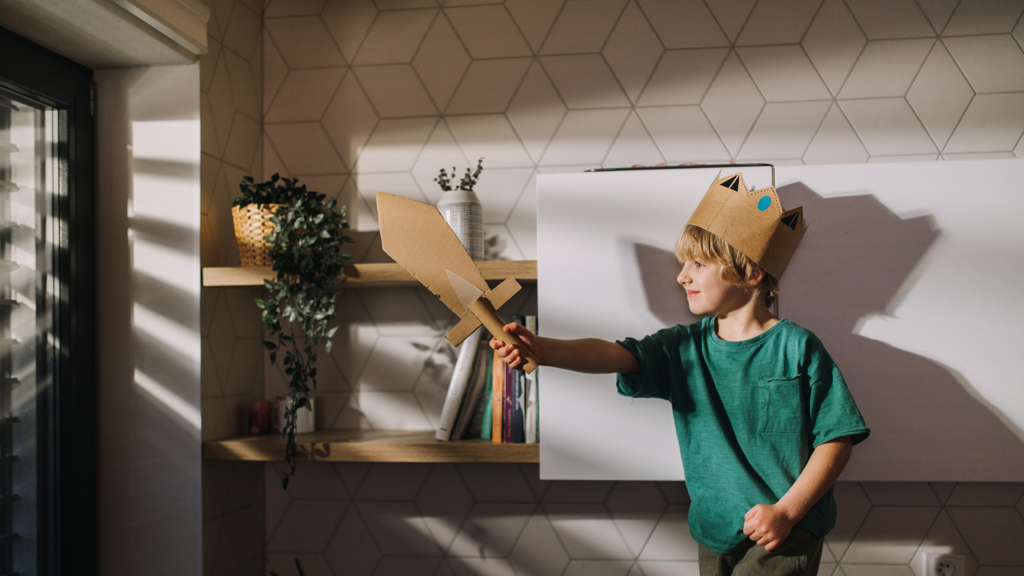 Chlapec hrající si na krále