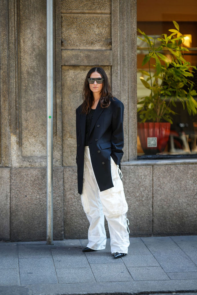 Kombinace černé a bílé je sázka na jistotu. Co k elegantnímu černému saku namísto džínů obléct bílé tak trochu extravagantní kalhoty s oversized kapsami?
