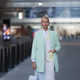 Karolína Kurková na fashion weeku v New Yorku sladila pastelové barvy.

