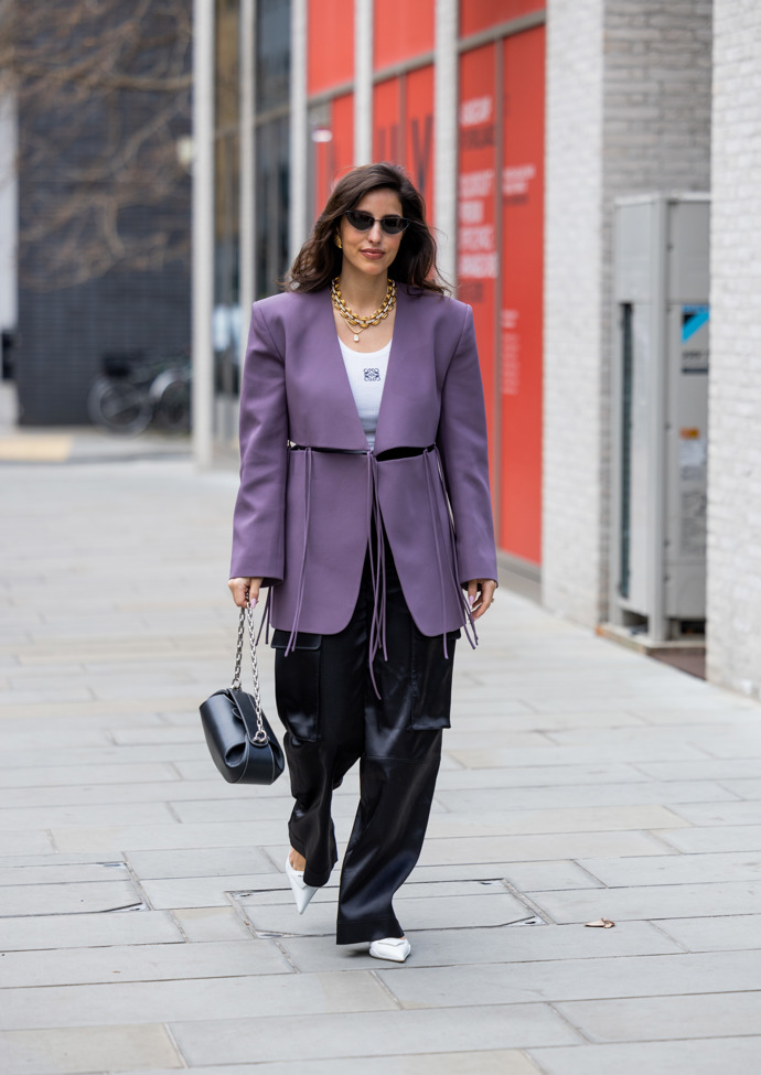 Stylistka Bettina Looney na fashion weeku v Londýně zvolila neutrální barvy, které doplnila fialovou.
Stylistka Bettina Looney na fashion weeku v Londýně zvolila neutrální barvy, které doplnila fialovou.